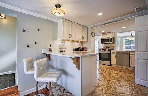 Marietta Cabaña | ¡NUEVO! Cheery Cottage w / Yard: Marietta Square <1 Mi