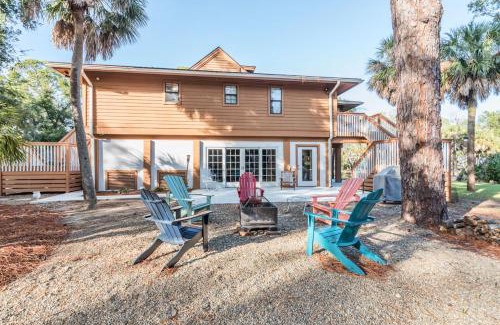 Saint Helena Island Casa | Cheery home with fire-pit, screened-in porch - pets allowed