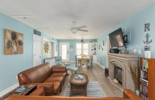 Saint Helena Island Casa | Cheery home with fire-pit, screened-in porch - pets allowed