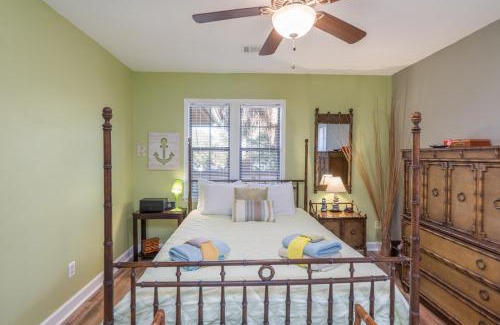Saint Helena Island Casa | Cheery home with fire-pit, screened-in porch - pets allowed