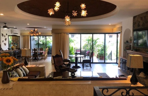 Pedregal Villa | Chef + Maid incluido, piscina privada climatizada, 2 minutos de la playa, críticas increíbles!