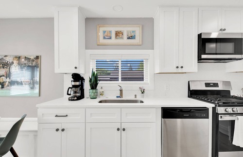 Como Casa | Chef's Kitchen and Hot Tub at Nymph's Haven