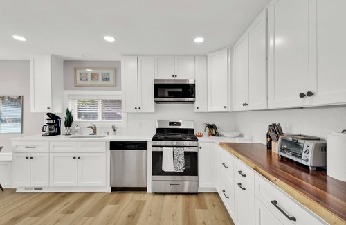Como Casa | Chef's Kitchen and Hot Tub at Nymph's Haven