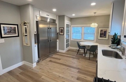 Como Casa | Chef's Kitchen and Hot Tub at Nymph's Haven