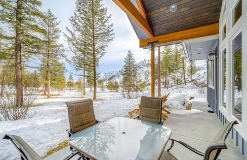 Pateros Casa | Chelan Mountain Retreat Chalet with Fire Pit!