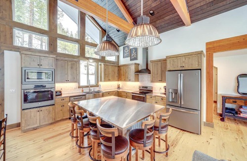 Pateros Casa | Chelan Mountain Retreat Chalet with Fire Pit!
