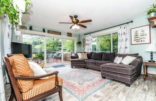 Lyndon Township Casa | Chelsea Lake House, Game Room, & Pontoon-rental