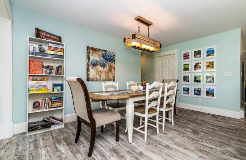 Lyndon Township Casa | Chelsea Lake House, Game Room, & Pontoon-rental