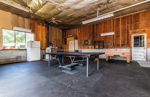 Lyndon Township Casa | Chelsea Lake House, Game Room, & Pontoon-rental