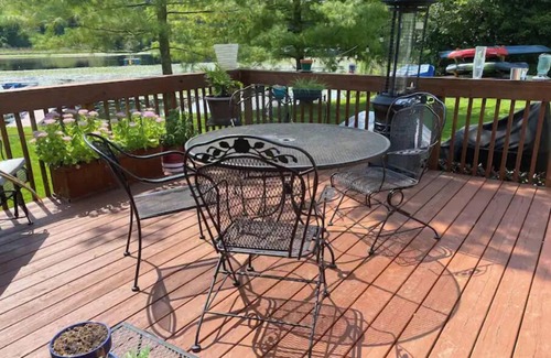 Lyndon Township Casa | Chelsea Lake House, Game Room, & Pontoon-rental