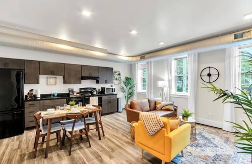 Ypsilanti Apartamento | Chelsea Place: Premier Modern Downtown 2BR Loft