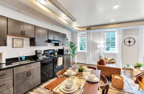Ypsilanti Apartamento | Chelsea Place: Premier Modern Downtown 2BR Loft