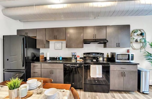 Ypsilanti Apartamento | Chelsea Place: Premier Modern Downtown 2BR Loft