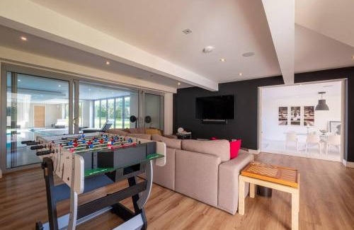 Cheltenham Casa | Cheltenham's Most Luxurious House - Beautiful Hot Tub & Indoor Pool