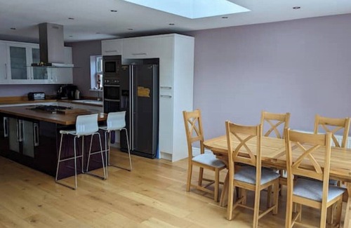 Cheltenham Casa | Cheltenham Stylish Large House With bar & hot tub