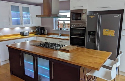 Cheltenham Casa | Cheltenham Stylish Large House With bar & hot tub