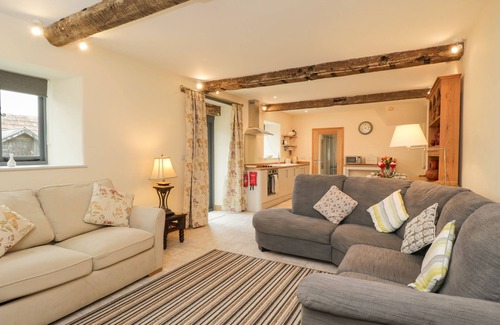Biddestone Cabaña | CHEQUERS BARN, pet friendly, character holiday cottage in Corsham