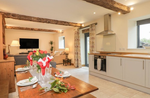 Biddestone Cabaña | CHEQUERS BARN, pet friendly, character holiday cottage in Corsham