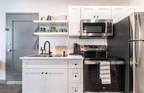 Macon Apartamento | Cher + Etta Inspired Stay |Bold, Bright & Walkable