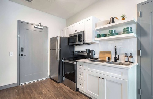 Macon Apartamento | Cher + Etta Inspired Stay |Bold, Bright & Walkable