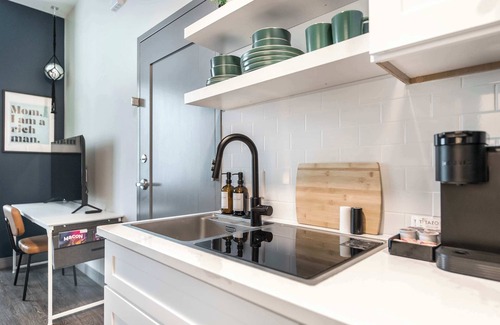 Macon Apartamento | Cher + Etta Inspired Stay |Bold, Bright & Walkable