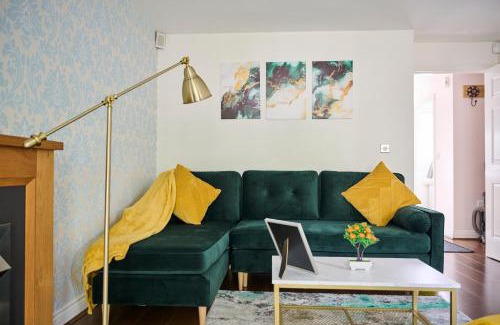 Pinkwell Apartamento | Cherish Stays spacious & amazing 3 Bed House in Hayes & Heathrow