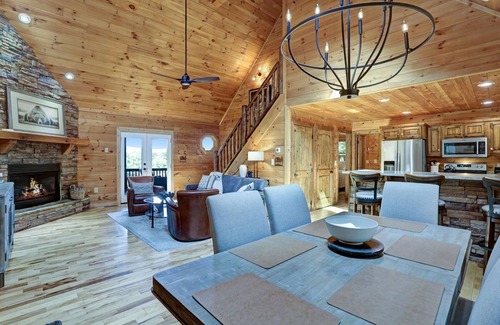 Ridgeline Vistas Cabina | Cherokee Sunsets-Stunning Mtn View Sunsets, Fire Pit, Hot Tub, Starry Nights