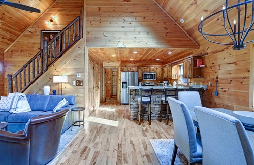 Ridgeline Vistas Cabina | Cherokee Sunsets-Stunning Mtn View Sunsets, Fire Pit, Hot Tub, Starry Nights