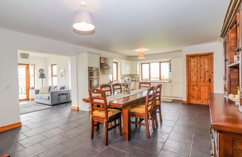 Mullagh Cabaña | CHERRY BLOSSOM COTTAGE, family friendly in Quilty, County Clare