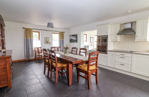 Mullagh Cabaña | CHERRY BLOSSOM COTTAGE, family friendly in Quilty, County Clare