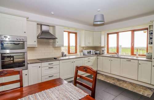 Mullagh Cabaña | CHERRY BLOSSOM COTTAGE, family friendly in Quilty, County Clare