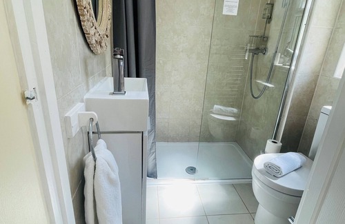 Shrivenham Casa | Cherry Bungalow Guesthouse