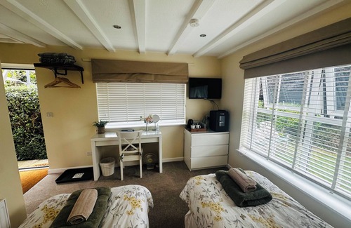 Shrivenham Casa | Cherry Bungalow Guesthouse