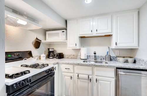 Cherry Creek Apartamento | Cherry Creek North - Walkable! Discount cleaning fee!!! Basement level apartment