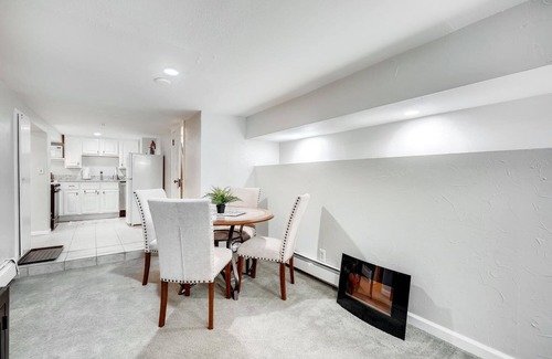 Cherry Creek Apartamento | Cherry Creek North - Walkable! Discount cleaning fee!!! Basement level apartment