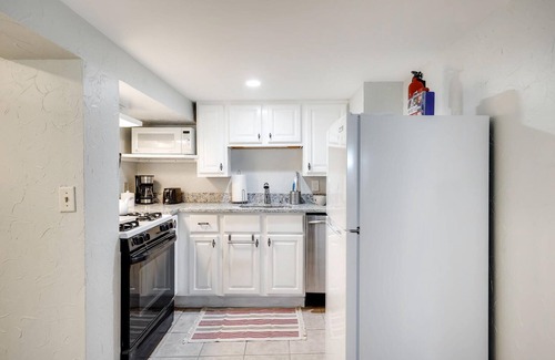 Cherry Creek Apartamento | Cherry Creek North - Walkable! Discount cleaning fee!!! Basement level apartment