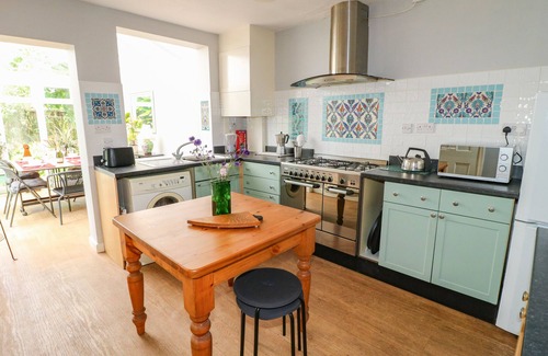 Newark Casa | CHERRY LODGE, pet friendly, with a garden in Newark-On-Trent