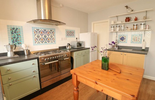 Newark Casa | CHERRY LODGE, pet friendly, with a garden in Newark-On-Trent