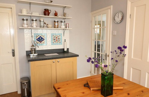 Newark Casa | CHERRY LODGE, pet friendly, with a garden in Newark-On-Trent