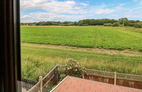 Runham Cabaña | CHERRY TREE COTTAGE, family friendly, with a garden in Filby