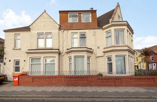 Blackpool Town Center Cabaña | Cherry Tree House