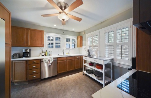 Neartown Casa | Cherryhurst Park Cottage with Courtyard, fenced yard, BBQ and hot-tub