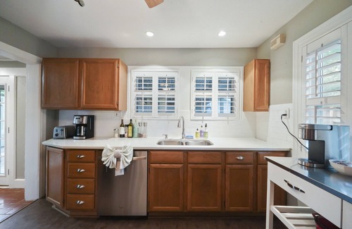 Neartown Casa | Cherryhurst Park Cottage with Courtyard, fenced yard, BBQ and hot-tub