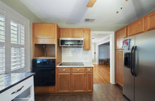 Neartown Casa | Cherryhurst Park Cottage with Courtyard, fenced yard, BBQ and hot-tub