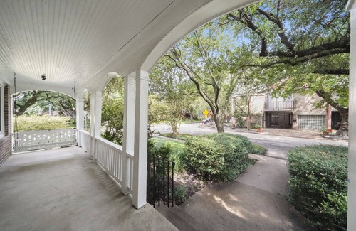 Neartown Casa | Cherryhurst Park Cottage with Courtyard, fenced yard, BBQ and hot-tub