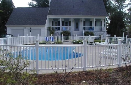 North Cabaña | Chesapeake Bay Cottage, piscina privada, muelle y kayaks