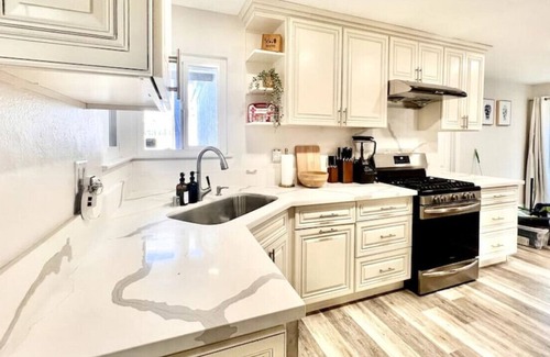 Garden Grove Casa | Cheshire · Spacious 4BR-Hot Tub, Disney, Convention, Beaches