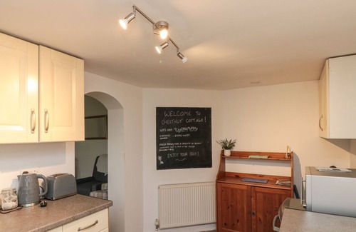 Staxton Cabaña | CHESTNUT COTTAGE, pet friendly, country holiday cottage in Filey
