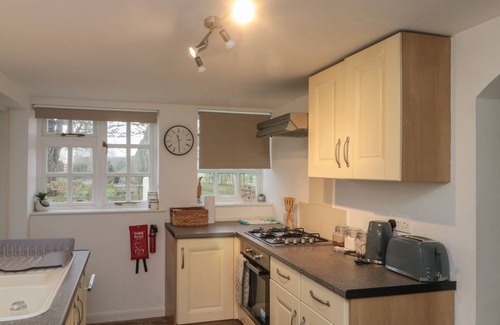 Staxton Cabaña | CHESTNUT COTTAGE, pet friendly, country holiday cottage in Filey