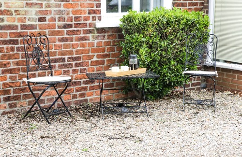 Staxton Cabaña | CHESTNUT COTTAGE, pet friendly, country holiday cottage in Filey